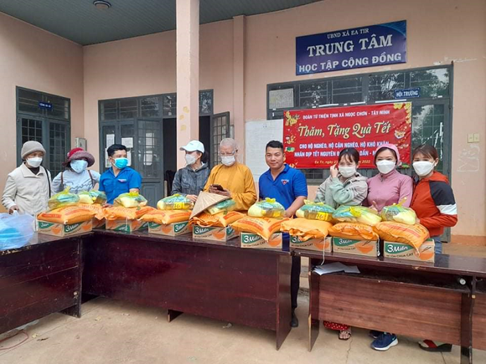 Đoàn từ thiện đến từ Tây Ninh tặng quà Tết cho gia đình khó khăn ở xã Ea Tir